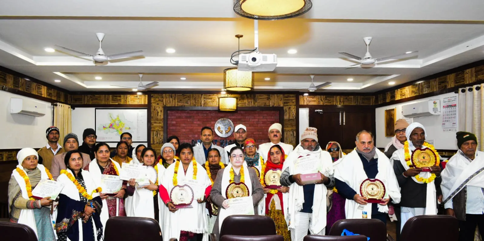 बरेली: पूर्व सैनिक और आश्रितों की समस्याओं के समाधान को रहेंगे प्रतिबद्ध, वेटरेंस दिवस पर डीएम ने शहीदों के परिजनों काे किया सम्मानित