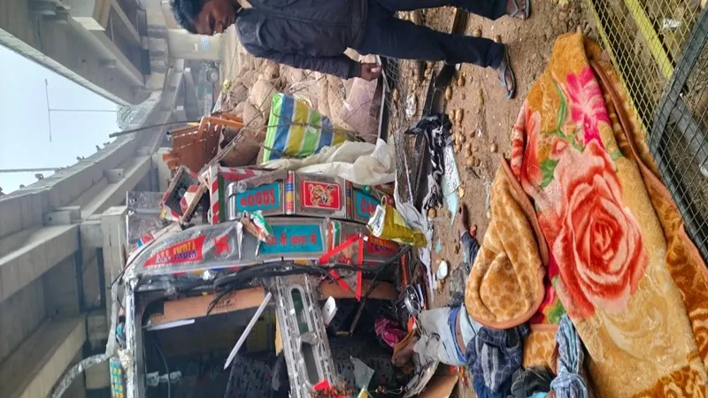 रायबरेली: आलू से लदा ट्रक ओवरब्रिज से नीचे गिरा, एक की मौत, एक गंभीर 