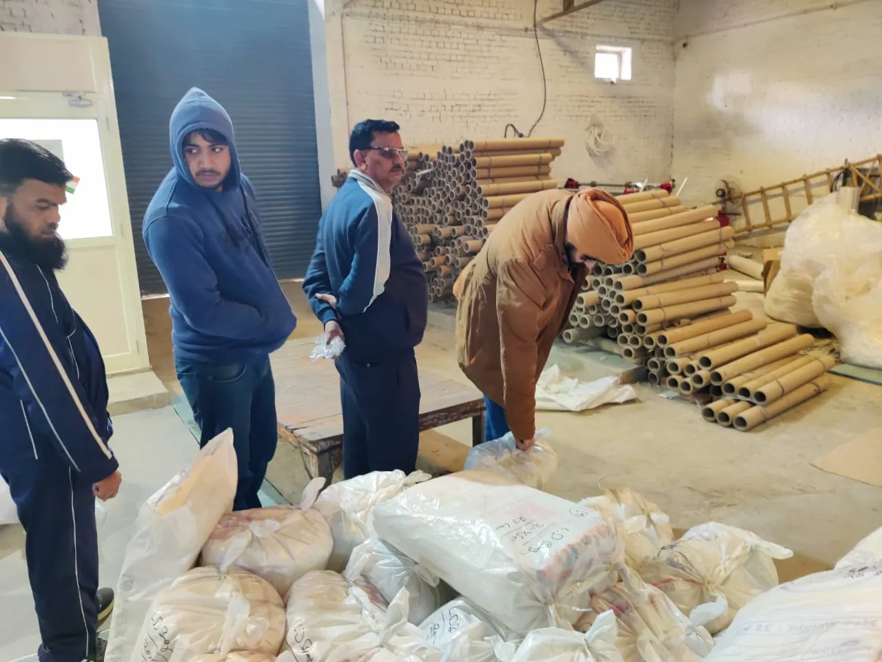 काशीपुर: नगर निगम की टीम ने लिये पांच फैक्ट्रियों में छापा मार प्लास्टिक पॉलिथीन के सैंपल