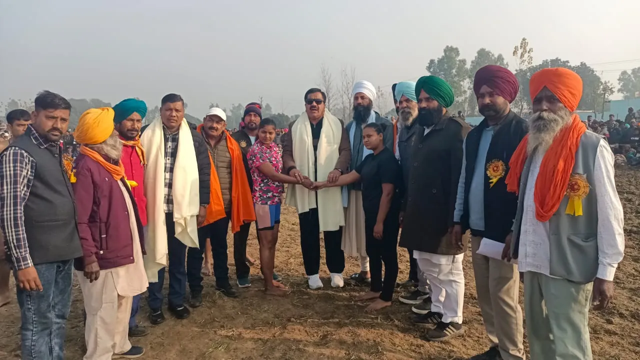रुद्रपुर: 72वें विशाल कुश्ती दंगल में नामी पहलवानों की हुई टक्कर