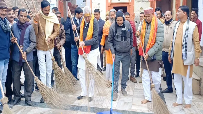 Video : मंत्री मयंकेश्वर सिंह ने लोधेश्वर महादेव में चलाया स्वच्छ तीर्थ अभियान, कहा - लोकसभा चुनाव में 80 सीटें जीतेगी BJP