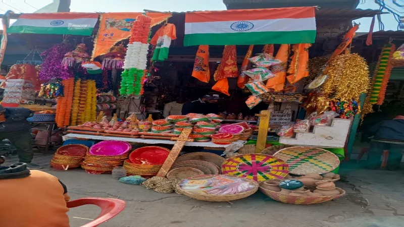 प्राण-प्रतिष्ठा के बाद अब देशभक्ति की बयार, बाराबंकी में भगवा रंग के बीच तिरंगे झंडे से सजी दुकानें