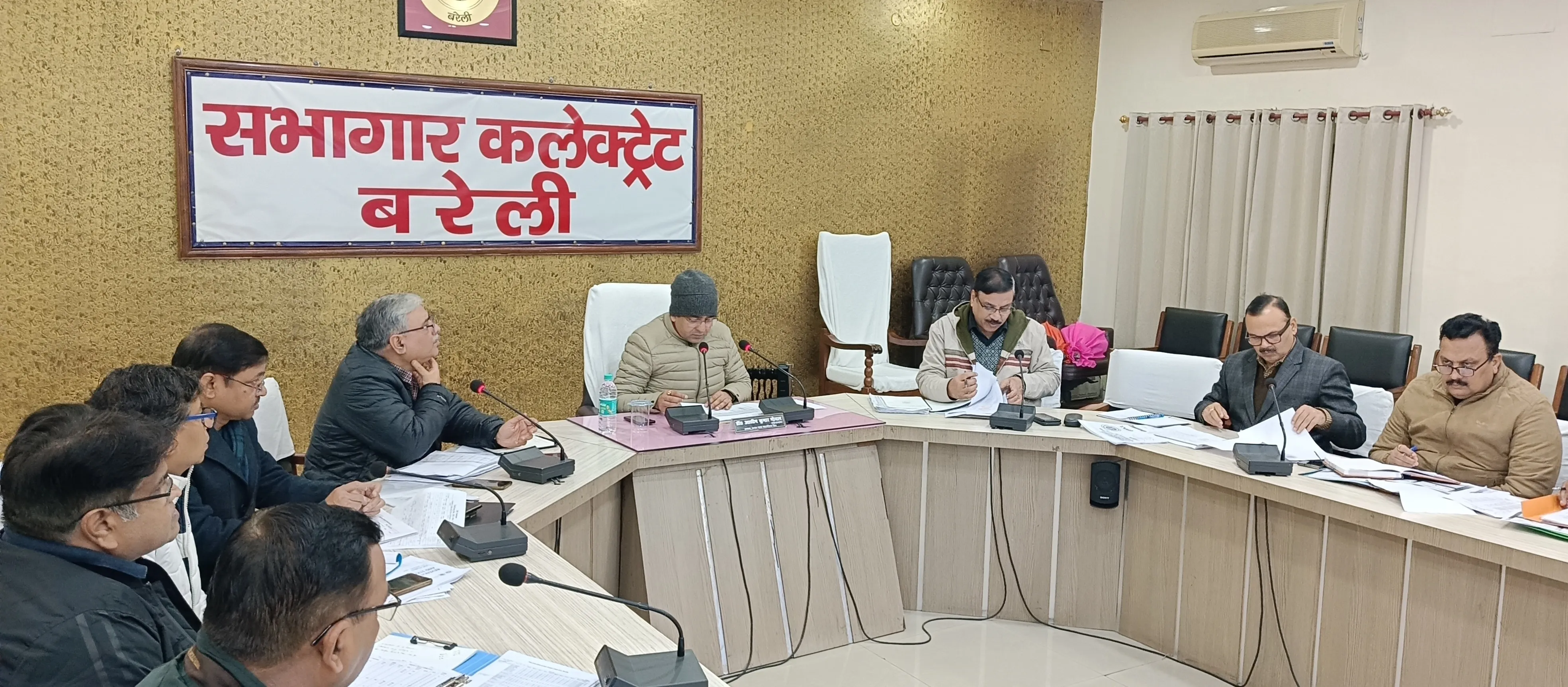 बरेली: कम वसूली और काम लंबित होने पर गुस्साये पावर कारपोरेशन के चेयरमैन, शाहजहांपुर और बदायूं के अधिकारियों को लगाई फटकार