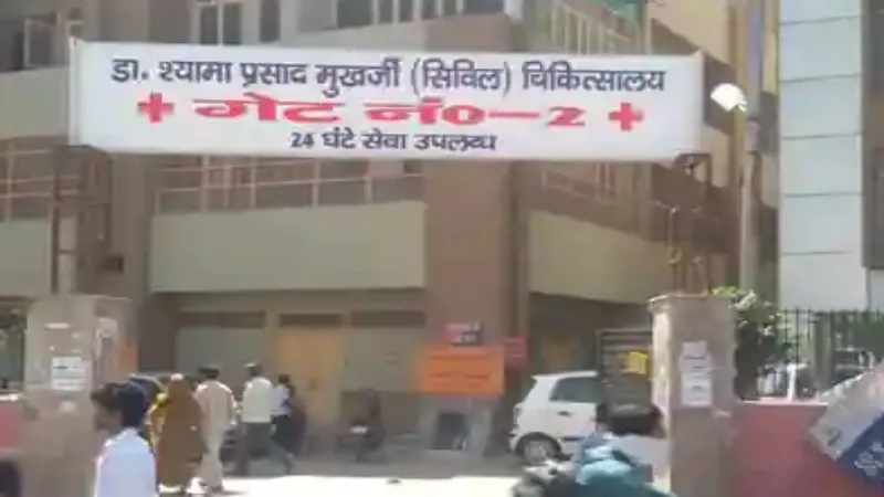 लखनऊ : सिविल अस्पताल की पैथालॉजी में लगी आग, धुंआ भरने से मची भगदड़ 