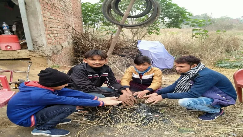 संतकबीरनगर : भीषण ठंड में भी बुझे पड़े हैं सरकारी अलाव, कागज और गत्ते जलाने को मजबूर हैं लोग