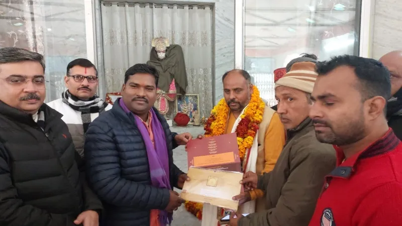 हरदोई : बच्चा बाबा को सौंपा राम मंदिर प्राण प्रतिष्ठा का निमंत्रण पत्र 