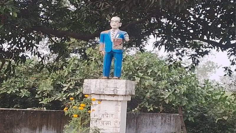 सीतापुर : अराजक तत्वों ने खंडित की अंबेडकर प्रतिमा, ग्रामीणों में आक्रोश