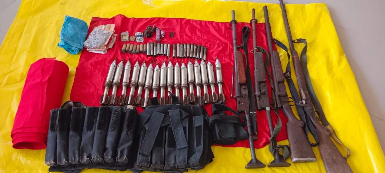 छत्तीसगढ़: पुलिस ने जब्त किया नक्सलियों के हथियार और समान