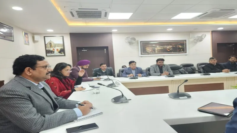 लखनऊ : मंडलायुक्त ने अधिकारियों को दिए निर्देश, अयोध्या मार्ग पर करें चाक-चौबंद व्यवस्था 