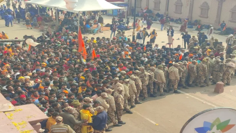 Video : DM और एसएसपी ने संभाली व्यवस्था, खोले गए राम मंदिर के द्वार - दर्शन को जुटी भारी भीड़ 