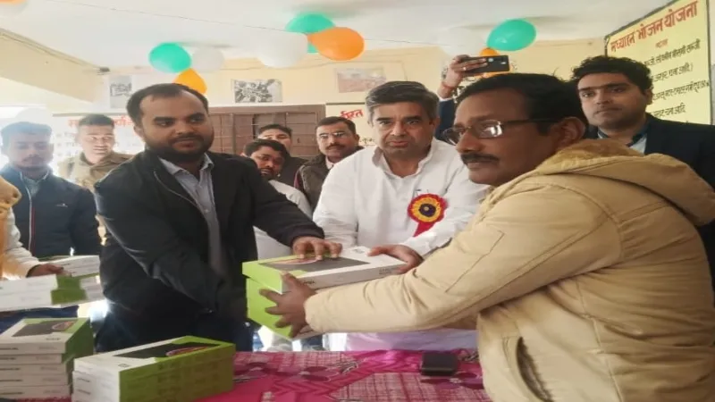 श्रावस्ती में MLC और CDO ने उच्च प्राथमिक विद्यालय पटना में शिक्षकों को दिए टैबलेट  