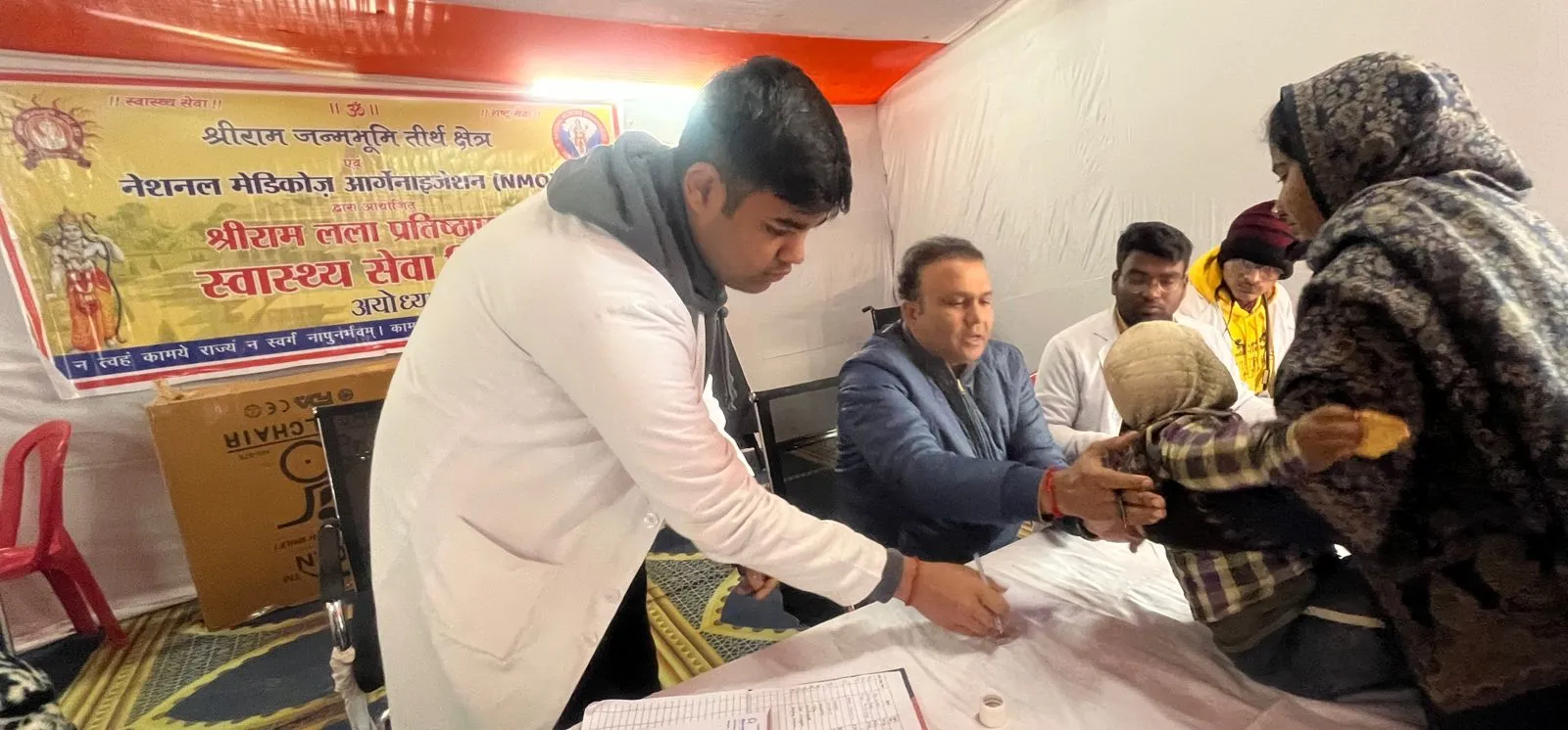 बरेली: अयोध्या में डॉ. प्रमेंद्र माहेश्वरी श्रद्धालुओं को दे रहे निशुल्क उपचार