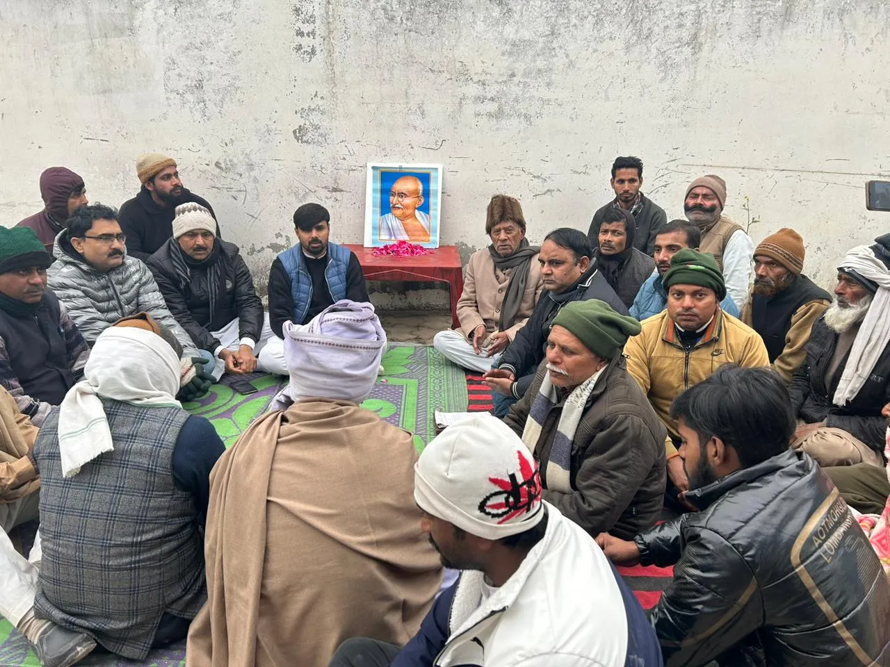 बरेली: कांग्रेसियों से अभद्रता करने वालों की सद्बुद्धि की कामना, गांधी प्रतिमा के सामने बैठे कांग्रेसी, भाजपा को बताया अहंकारी