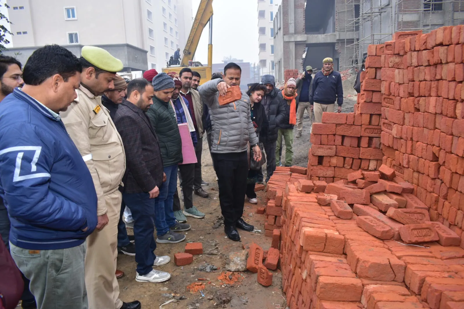 बरेली: यूनानी मेडिकल कॉलेज के निर्माण में लगा रहे थे घटिया ईंटें और सीमेंट, डीएम ने निरीक्षण में कमियां मिलने पर जताई नाराजगी