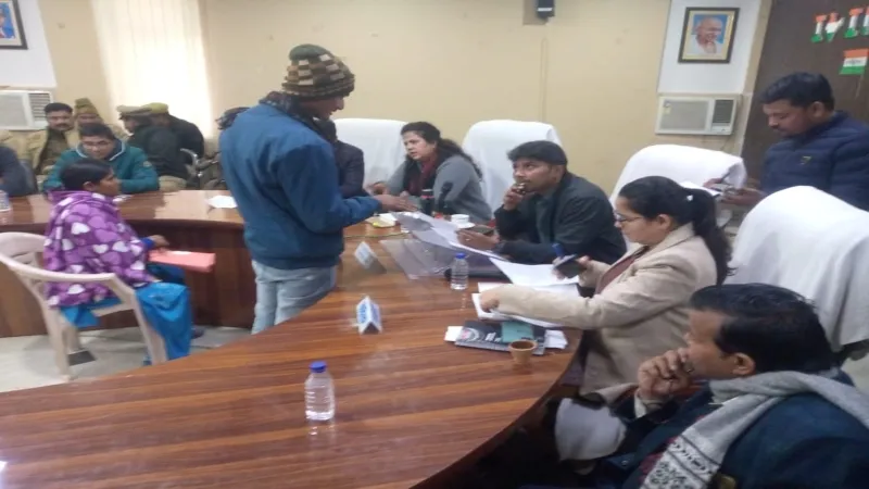 तहसील दिवस में मैकू ने की फरियाद - साहब... बाइस साल पहले पट्टा मिला था, नहीं मिल... 