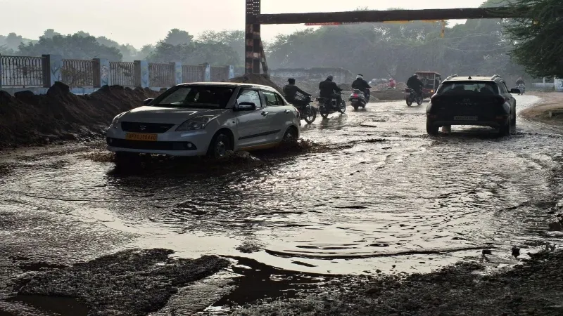 प्रयागराज : सड़क चौड़ीकरण से बेहाल जनता, पाइपलाइन लीकेज से सड़क पर भरा पानी 