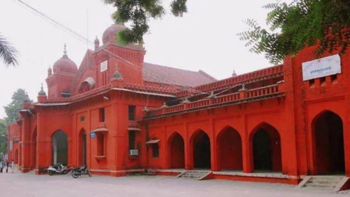 बरेली कॉलेज में परीक्षा के दौरान आठ छात्रों को मोबाइल के साथ पकड़ा