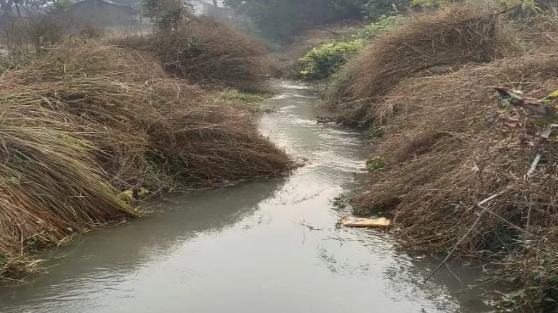अयोध्या : सफाई हुई नहीं और माइनर में पहुंच गया पानी, किसान परेशान 