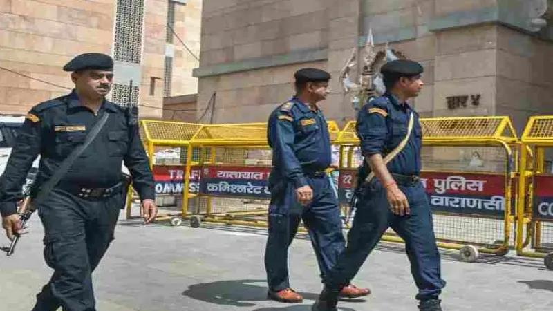 वाराणसी में ज्ञानवापी परिसर के बाहर तैनात रही भारी फोर्स, जुमे की नमाज को लेकर प्रशासन अलर्ट 