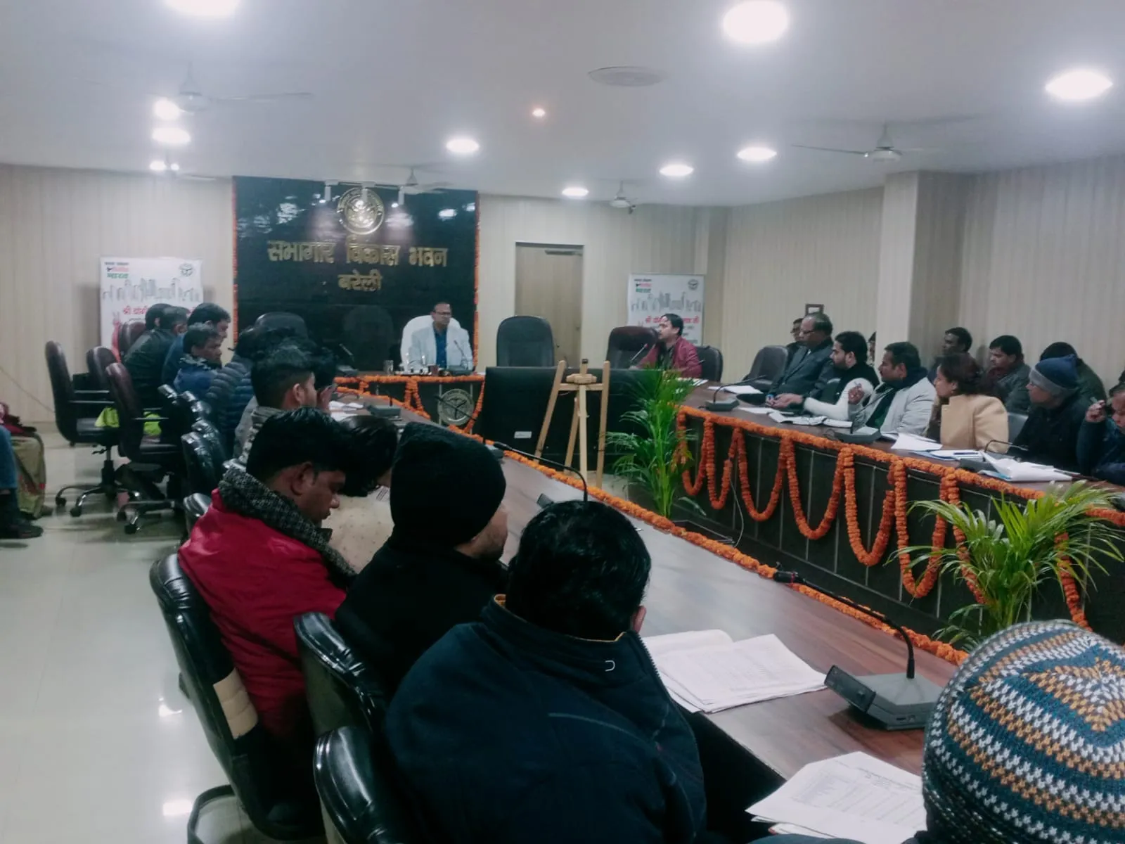 बरेली: तीन सचिवों का निलंबन, ठेकेदारों पर कराएं एफआईआर, स्वच्छ भारत मिशन की बैठक में विकासकार्यों में कोताही पर भड़के डीएम