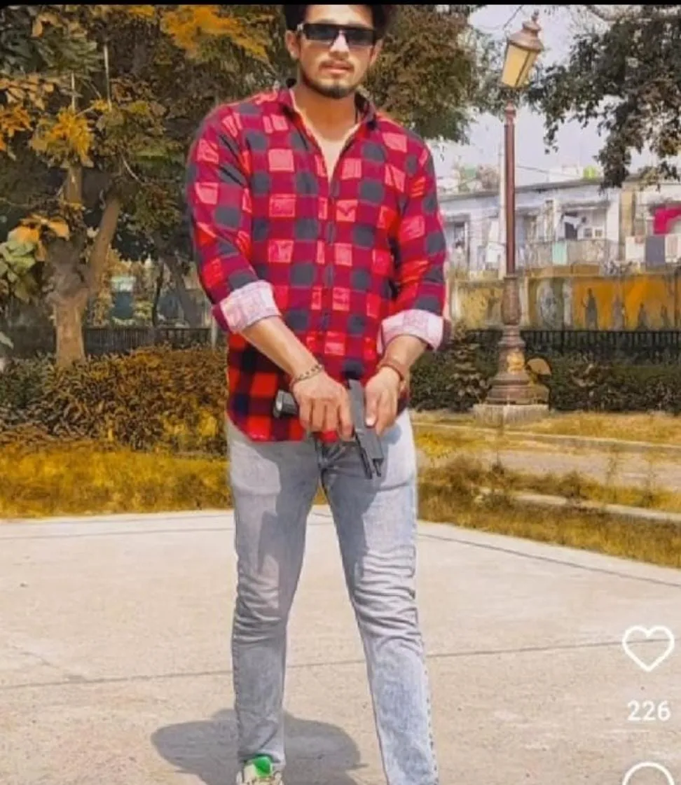 बरेली: पिस्टल के साथ युवक का फोटो वायरल, शिकायत पर जांच के निर्देश 