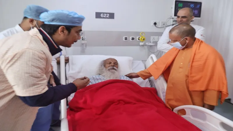 लखनऊ : संत सुरेश चरण दास को देखने अस्पताल पहुंचे CM योगी   