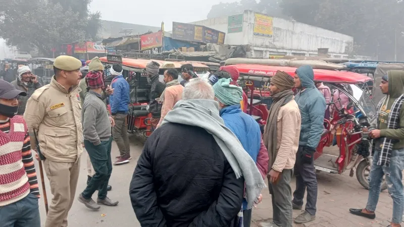 हरदोई में बवाल, हड़ताली ड्राइवरों ने बस स्टैंड पर खड़े करवाए ई-रिक्शा - पुलिस ने बलपूर्वक खदेड़ा   