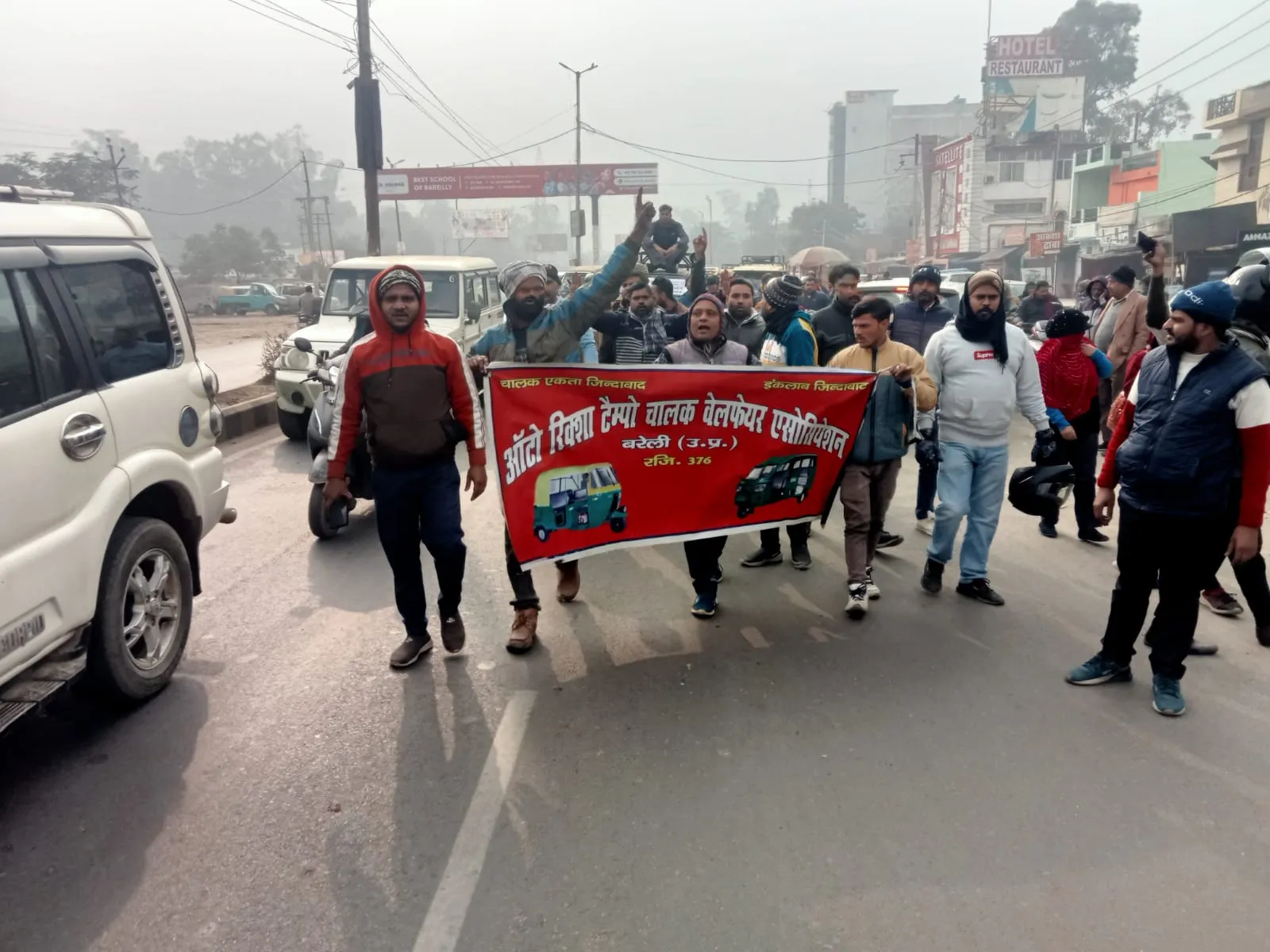 बरेली: सरकार कानून वापस लेने के साथ चालकों का दुर्घटना और स्वास्थ्य बीमा भी कराए