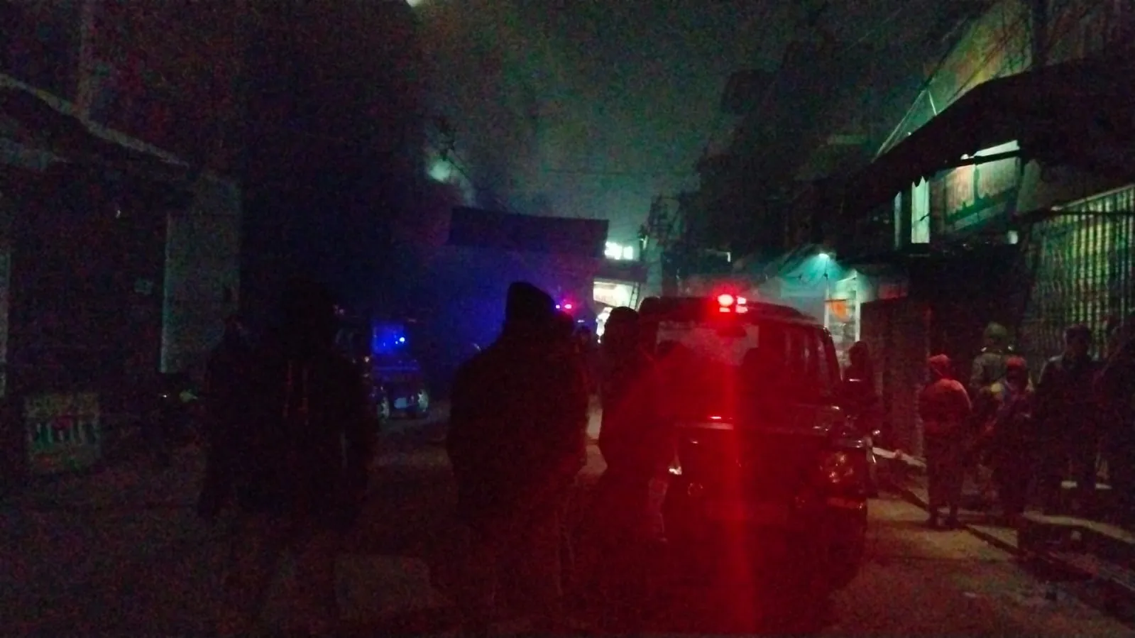 शाहजहांपुर: विनोद सर्राफ के शोरूम में लगी आग, फायर ब्रिगेड ने किया काबू 