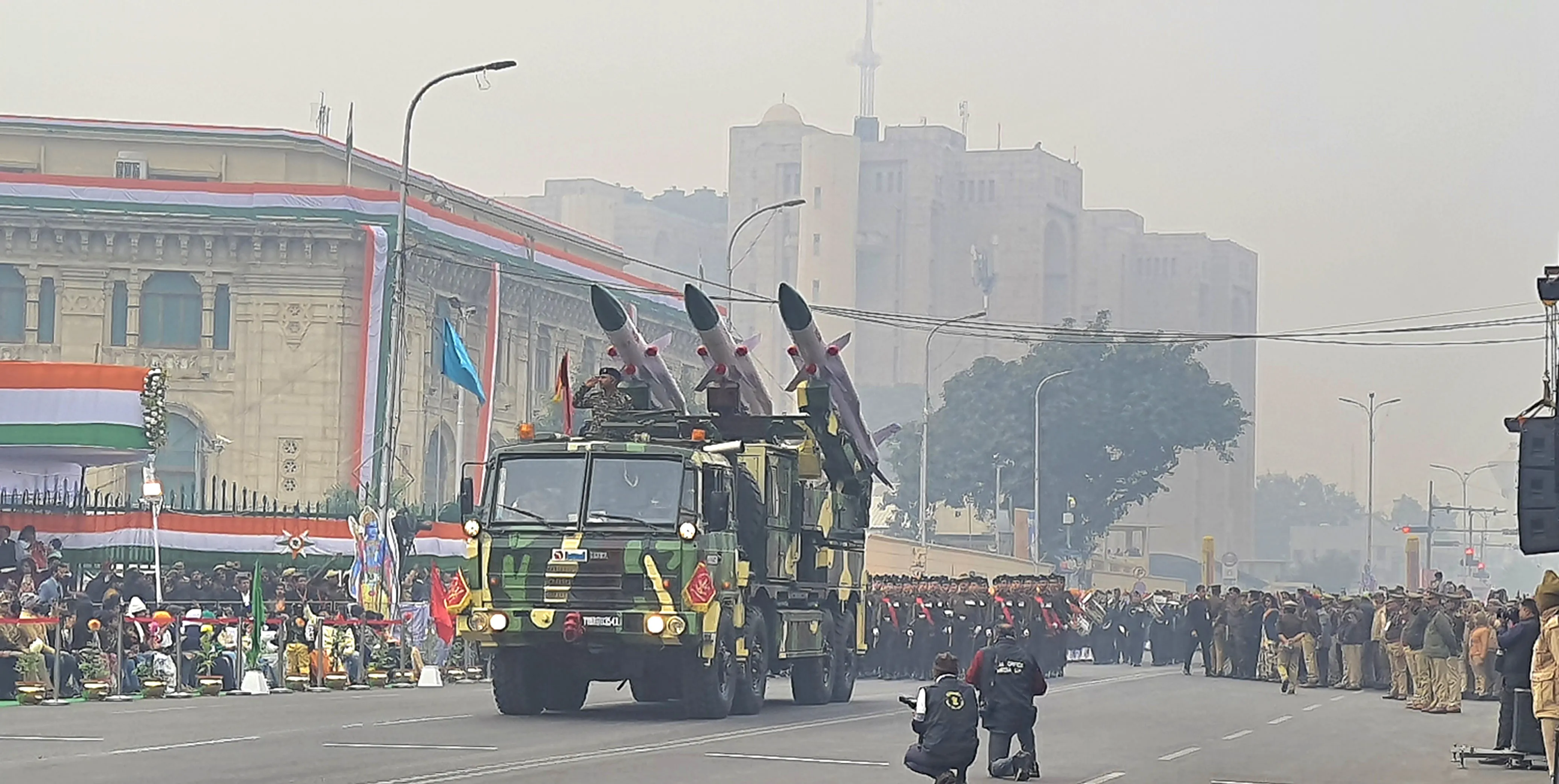  गणतंत्र दिवस पर भव्य परेड ने किया रोमांचित, आकाश मिसाइल सहित टैंकों का हुआ प्रदर्शन, राम मंदिर के साथ शिक्षा विभाग की निकली पहली बार झांकी