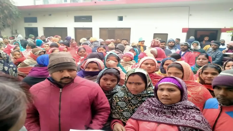 संतकबीरनगर : महीनों से वेतन न मिलने से आक्रोशित सफाई कर्मियों ने किया नगरपालिका का घेराव - Video