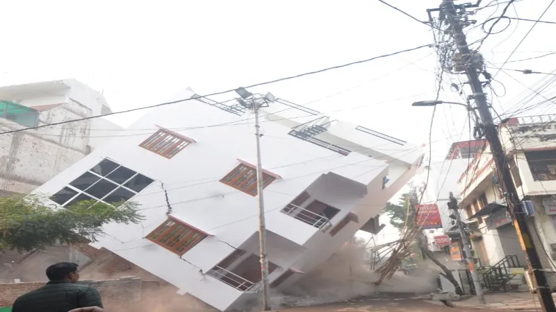 लखनऊ में तेज आवाज के साथ ढह गई निर्माणाधीन बिल्डिंग, पुलिस ने सील किया एरिया 