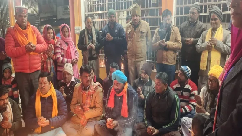 संतकबीरनगर : विधायक संग भाजपा कार्यकर्ताओं ने राम-जानकी मंदिर पर चलाया स्वच्छता अभियान