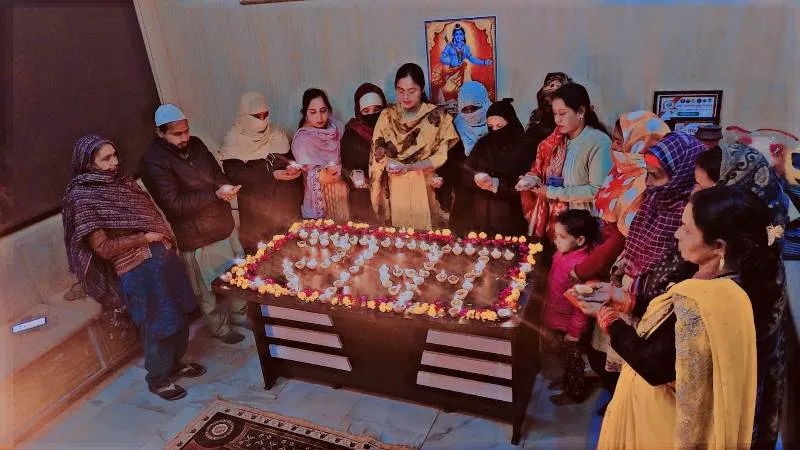 बरेली: रामलला के विराजमान होने की खुशी में मुस्लिम महिलाओं ने गाय के घी से रोशन किए दीये