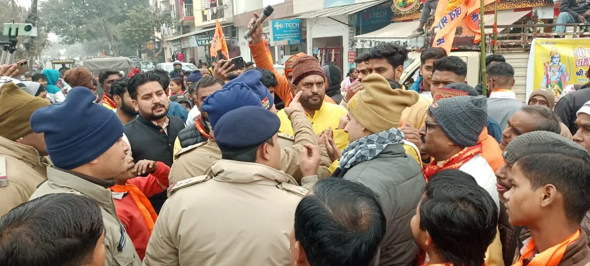 रुद्रपुर: भीड़ के उग्र तेवर देख बैकफुट पर आयी आवास विकास पुलिस