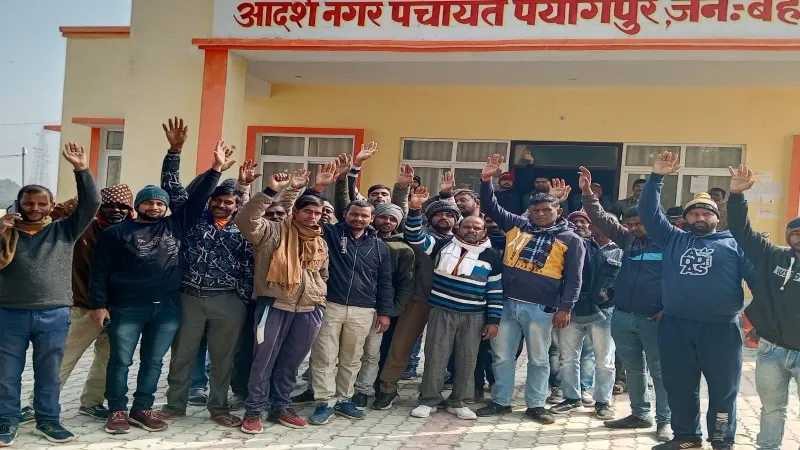 डीएम का आश्वासन बेअसर, 6 महीने से वेतन का इंतजार कर रहे पंचायत कर्मी - आंदोलन को हुए विवश  