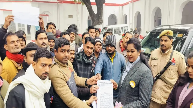 बहराइच : सपा ने ईवीएम और वीवी पैट से चुनाव का किया विरोध, सौंपा ज्ञापन 