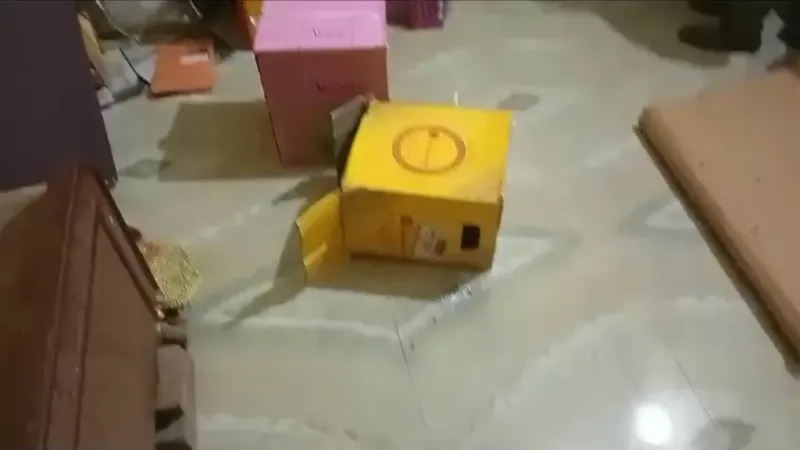 बहराइच : तीन दुकानों का ताला काटकर नकदी, दवा और साड़ियों के गट्ठर ले गए चोर - नहीं दर्ज हुआ केस 