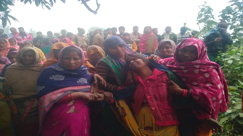 सीतापुर : आम के पेड़ से लटकता मिला युवक का शव, पुलिस जांच में जुटी