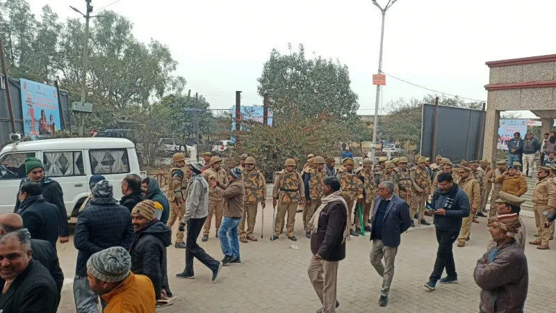 हरदोई : छुट्टा पशुओं से परेशान ग्रामीणों ने तहसील पर किया प्रदर्शन, 10 नामजद समेत 100 अज्ञात पर मुकदमा दर्ज 