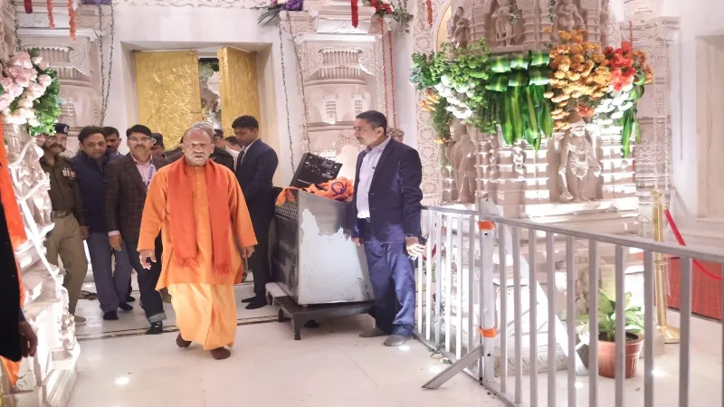 CM योगी ने की अयोध्याधाम में दर्शन व्यवस्था की समीक्षा, कहा - कतारबद्ध कर सबको कराएं दर्शन, न लगे भीड़