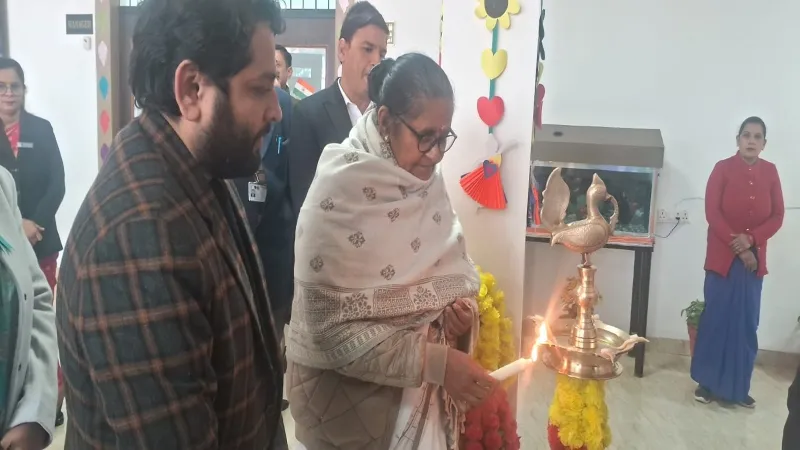 बाराबंकी में बच्चों के बनाये मॉडल देख प्रभावित हुईं मंत्री गुलाब देवी, कृति महोत्सव का किया शुभारंभ