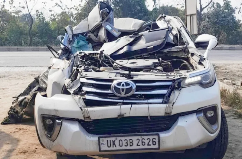 किच्छा: सितारगंज मार्ग पर भीषण सड़क हादसा, 2 की मौत 1 घायल... Fortuner के उड़े परखच्चे