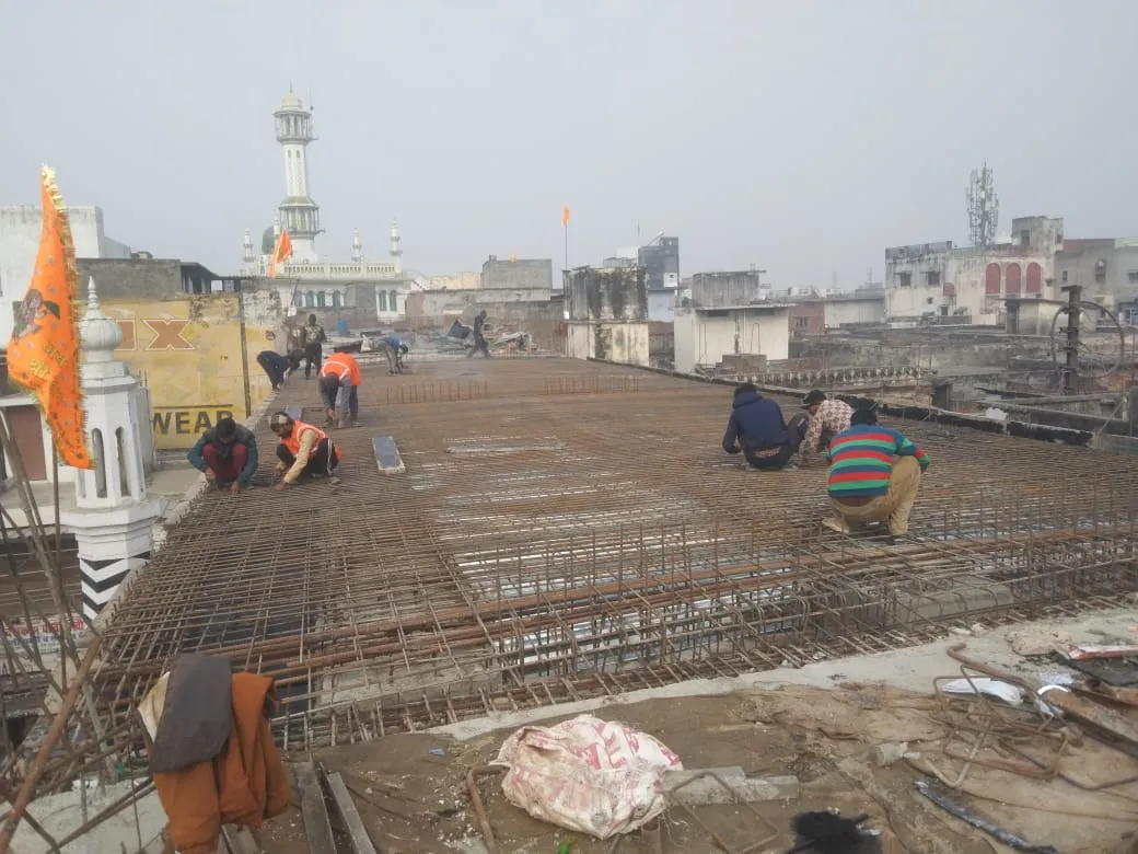 बरेली: कुतुबखाना पुल...ठेकेदार को जुर्माने का डर, मजदूरों की जिंदगी दांव पर