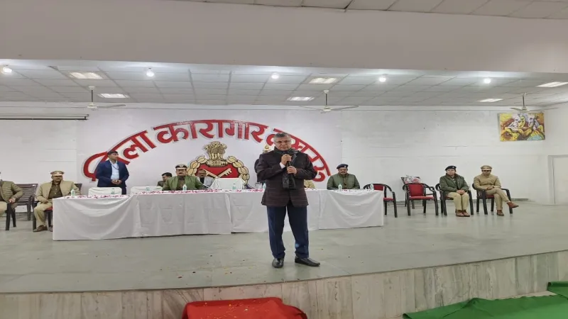 बंदियों के बीच पहुंचे कारागार मंत्री, कहा - यहां रहकर सीखिए हुनर, आएगा काम 