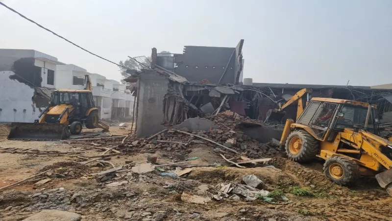 लखनऊ : एलडीए ने अवैध निर्माण पर चलाया बुलडोजर, सीलिंग और एफआईआर के बाद बिल्डर पर हुई कार्रवाई 