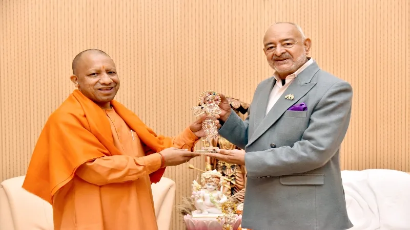 लखनऊ : CM योगी से मिले एडमिरल डीके जोशी, की चर्चा 