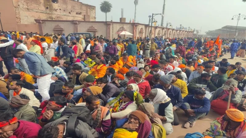Video : अयोध्या धाम में फ्रंट पर आये प्रमुख सचिव गृह और एसडीजी, राम मंदिर के गर्भ गृह में डटे - श्रद्धालुओं को करा रहे दर्शन 