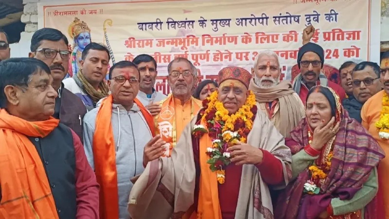 अयोध्या : कारसेवकों का जत्था रामलला के दर्शन के लिए निकला 