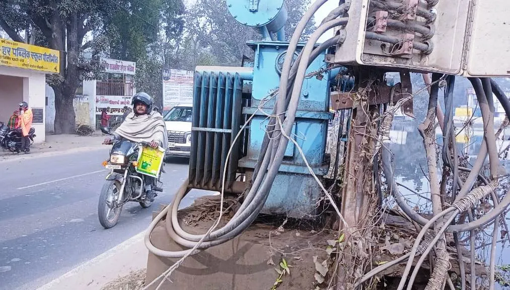 पीलीभीत: संभलकर करें सफर..खुले में रखे बिजली के ट्रांसफार्मर, नहीं कोई सुरक्षा इंतजाम.. हर वक्त हादसे का डर